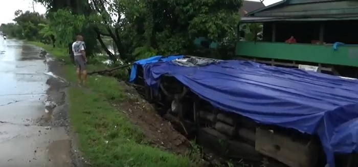 Bus Jurusan Maros-Pangkep Terguling di Jalur Trans Sulawesi Akibat Jalan Licin