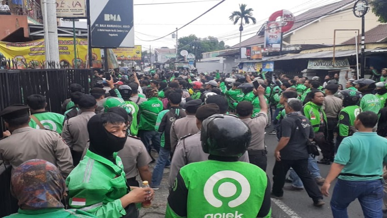 Pengemudi Ojol Diduga Dianiaya Debt Collector, Ratusan Driver Geruduk Kantor Leasing