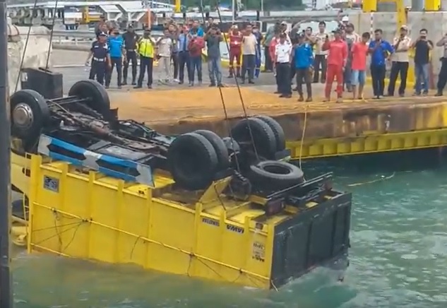 title Truk Bermuatan 11 Ton Semen Terjun ke Laut di Dermaga 7 Pelabuhan Merak Truk Bermuatan 11 Ton Semen Terjun ke Laut di Dermaga 7 Pelabuhan Merak