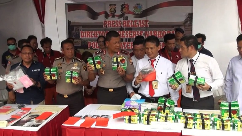title Polda Sumsel Tangkap 7 Bandar Narkoba, Sita 24 Kg Sabu hingga Senpi Rakitan Polda Sumsel Tangkap 7 Bandar Narkoba, Sita 24 Kg Sabu hingga Senpi Rakitan