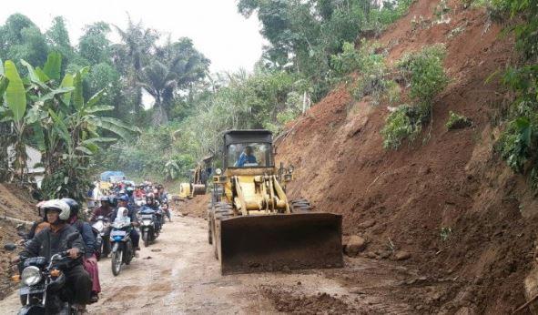 Jalan Raya Cianjur Longsor, Arus Lalu Lintas Terputus Beberapa Jam