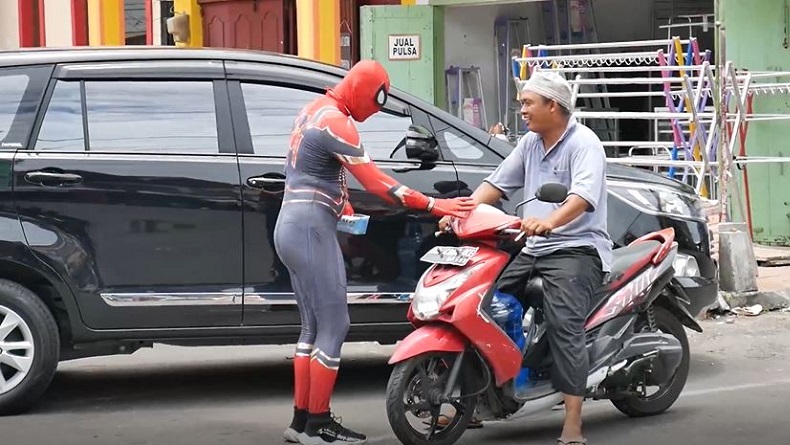 Spiderman Bagi-Bagi Masker Gratis kepada Warga Parepare