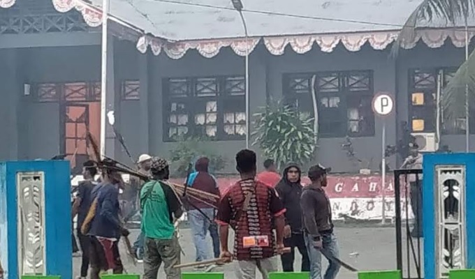 Kronologi Lengkap Massa Rusak dan Bakar Kantor Bupati Waropen Papua