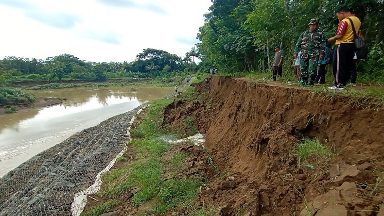 Bronjong Sungai Serang di Wates Ambles, Warga: Tanah Bergetar Seperti Gempa Bumi