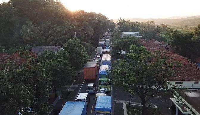 Jalan Raya Nasional Bandung-Cirebon Lumpuh akibat Ambles