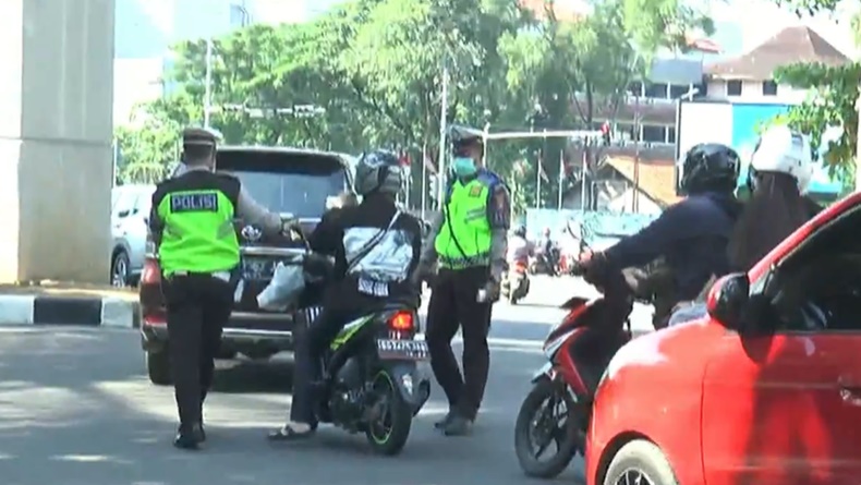 Tak Mau Diperiksa, Pengendara Motor di Palembang Coba Kabur saat Dirazia