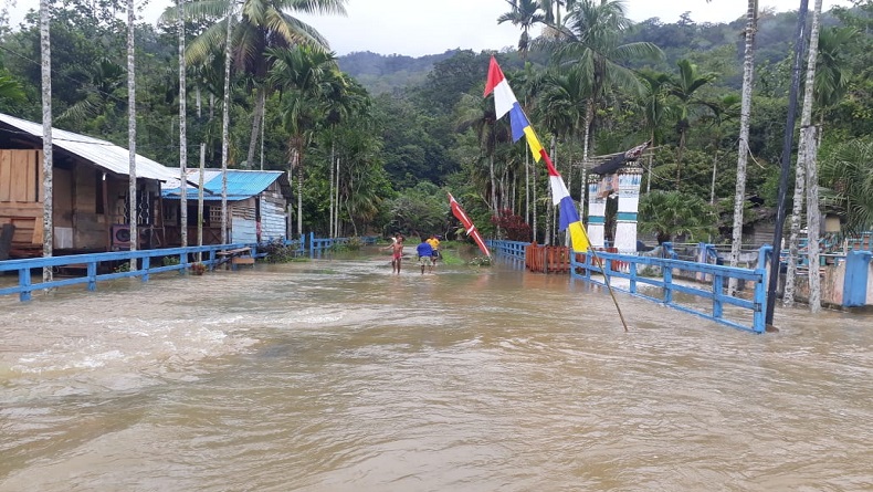Telur Bintuni Papua Barat Diterjang Banjir, Ratusan Warga Mengungsi