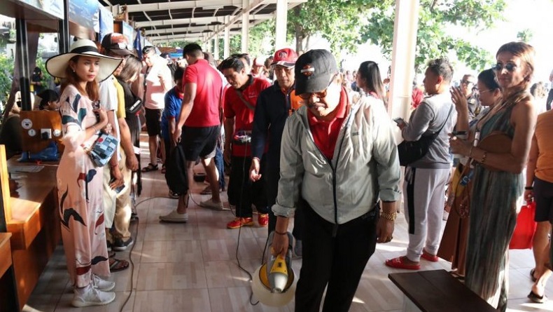 Cegah Virus Korona, Wagub Bali Pimpin Penyemprotan Disinfektan di Pantai Sanur