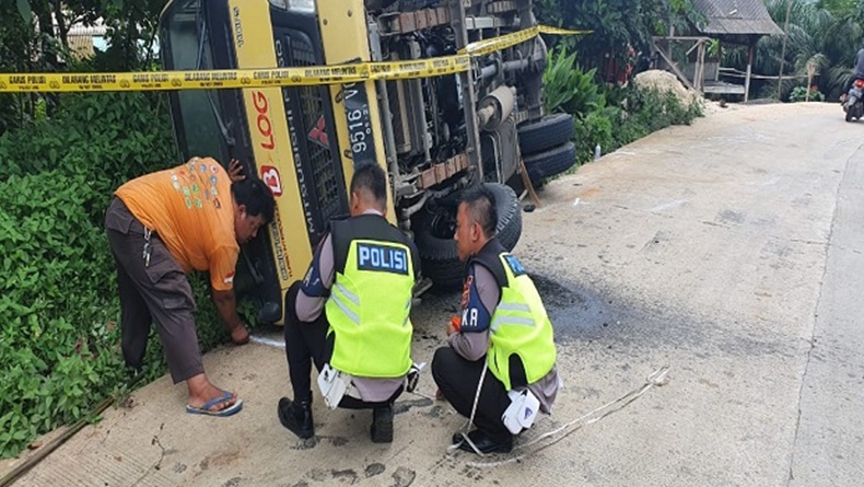 Asyik Naik Motor, Bapak dan Anak di Banten Tewas Tertimpa Truk
