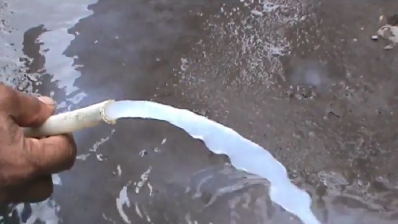 Viral! Sumur Bor Sedalam 80 Meter di Gowa Keluarkan Air Bak Susu