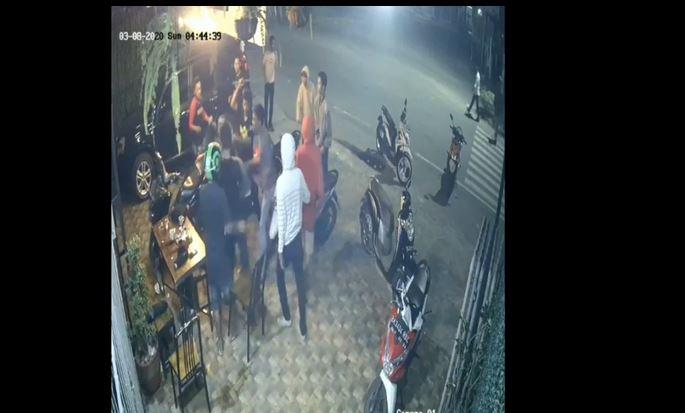 Terekam CCTV, Belasan Anggota Geng Motor Brutal Pukuli Pemuda di Jatinegara Binjai