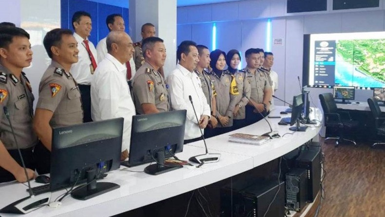 Kabareskrim Komjen Listyo Sigit Pantau Command Center Karhutla di Polda Sumsel