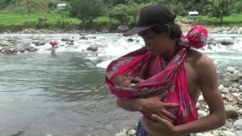 title Tidak Ada Jembatan, Suami Istri Seberangi Sungai Berarus Deras Sambil Gendong Bayi Tidak Ada Jembatan, Suami Istri Seberangi Sungai Berarus Deras Sambil Gendong Bayi