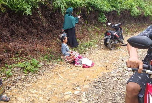 Cerita Menegangkan Ibu Muda di Cirinten Lebak Terpaksa Melahirkan di Pinggir Jalan yang Rusak