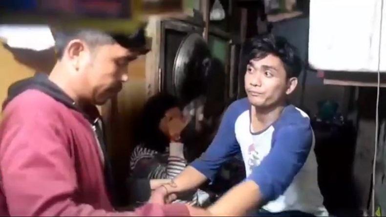 title Polisi Tangkap Begal Sadis di Makassar saat Berduaan dengan Perempuan Polisi Tangkap Begal Sadis di Makassar saat Berduaan dengan Perempuan