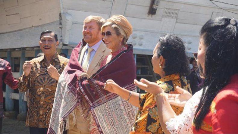 Raja dan Ratu Belanda Dapat Hadiah Ulos Pinunsaan Khas Batak Toba