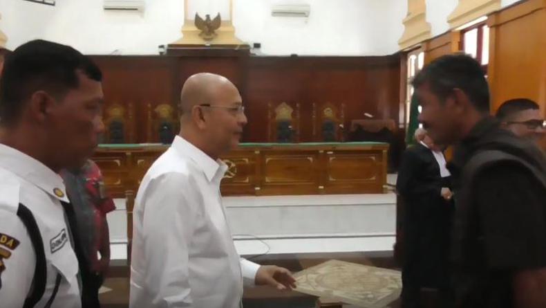 title Sidang Eksepsi Dzulmi Eldin, Kuasa Hukum Beberkan Kejanggalan Dakwaan Sidang Eksepsi Dzulmi Eldin, Kuasa Hukum Beberkan Kejanggalan Dakwaan
