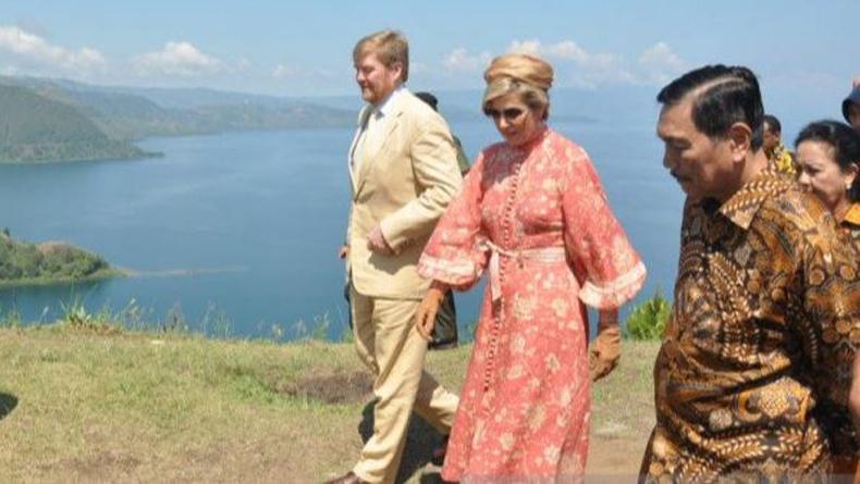 title Tiba di Danau Toba, Raja dan Ratu Belanda Langsung Foto-Foto Tiba di Danau Toba, Raja dan Ratu Belanda Langsung Foto-Foto