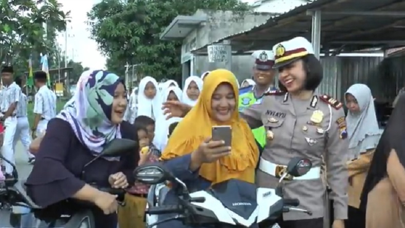 Kena Razia Polisi, Emak-Emak di Demak Malah Minta Swafoto