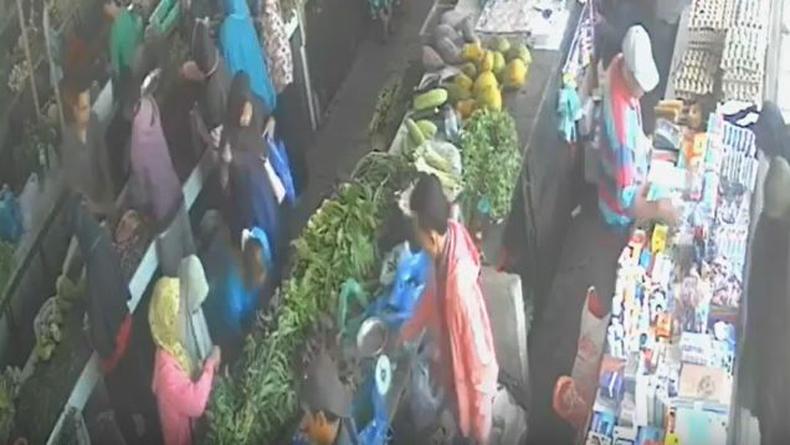 Terekam CCTV Aksi 3 Ibu-Ibu Curi Uang Pengunjung Pasar Marelan Medan