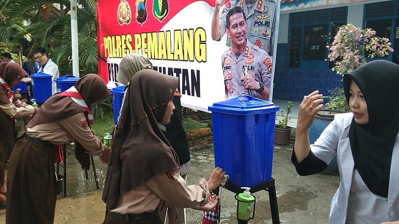 Cegah Korona, Siswa di Pemalang Dilarang Bersalaman