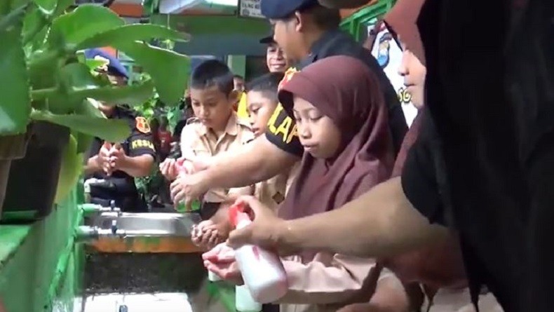 Upaya Memutus Rantai Persebaran Korona, Brimob Polda Sulsel Sosialisasi Cara Cuci Tangan