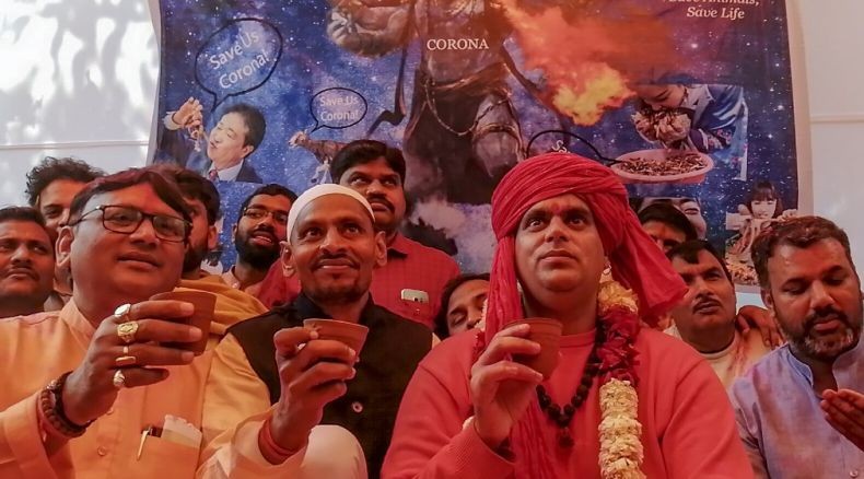 Tangkal Virus Korona, Ratusan Orang di India Gelar Pesta Minum Urine Sapi