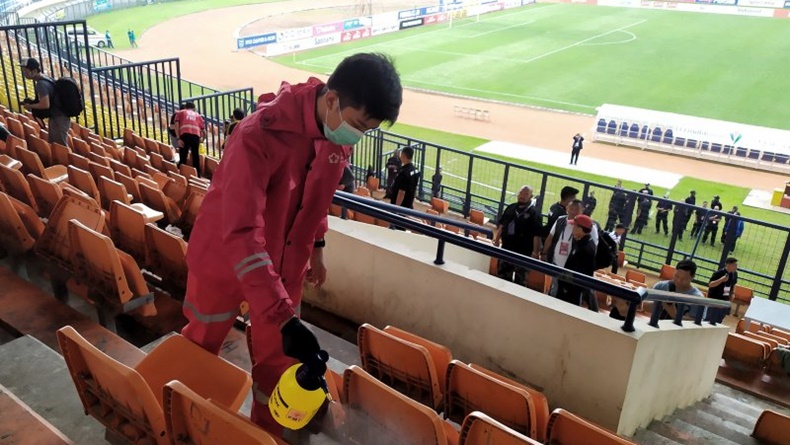 Stadion Jalak Harupat Disemprot Disinfektan sebelum Laga Persib VS PSS