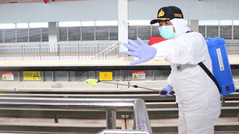 Tangkal Korona, Polda Sumsel Semprot Disinfektan ke LRT dan Stasiun Kereta