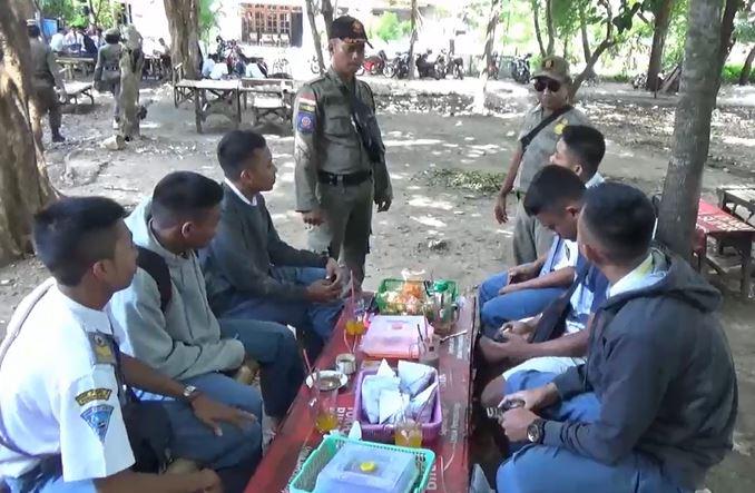 title Antisipasi Korona, Satpol PP Ponorogo Bubarkan Pelajar yang Nongkrong di Warung Antisipasi Korona, Satpol PP Ponorogo Bubarkan Pelajar yang Nongkrong di Warung