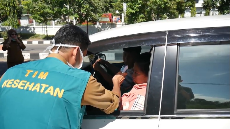 title Petugas Dinkes Cek Suhu Warga Pendatang Masuk ke Parepare dengan Thermo Gun Petugas Dinkes Cek Suhu Warga Pendatang Masuk ke Parepare dengan Thermo Gun