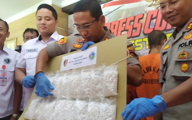 title Sepasang Kekasih di Bali Ditangkap karena Edarkan Ribuan Pil Koplo Sepasang Kekasih di Bali Ditangkap karena Edarkan Ribuan Pil Koplo