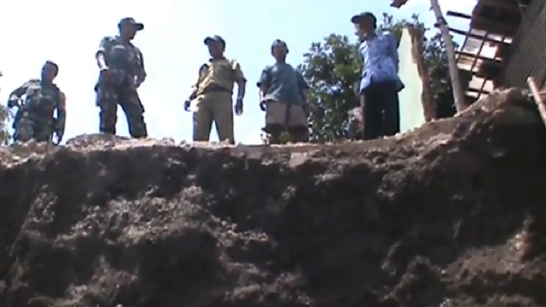 Digerus Arus Sungai Banjir, Tanah di Jember Ambles dan Merusak 2 Rumah