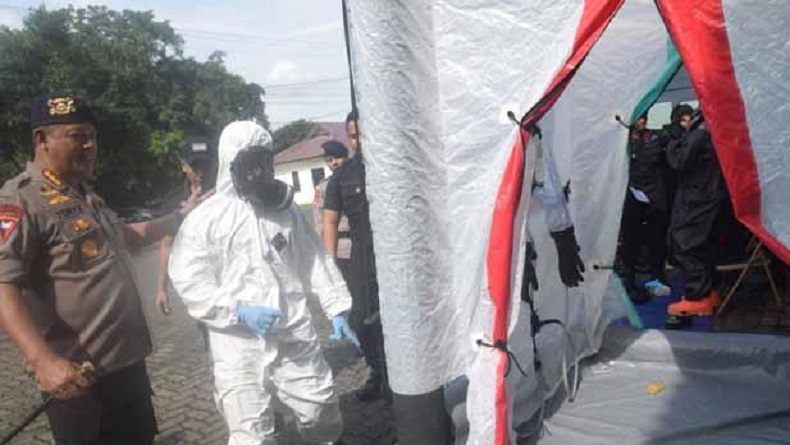 Brimob Polda Jateng Terjun ke Bioskop untuk Semprot Disinfektan