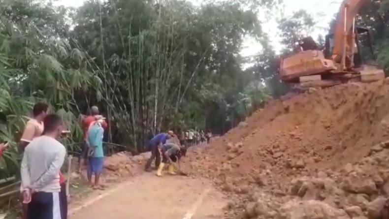 title Tebing Setinggi 25 Meter Longsor, Akses Warga Banyumas Terputus Tebing Setinggi 25 Meter Longsor, Akses Warga Banyumas Terputus
