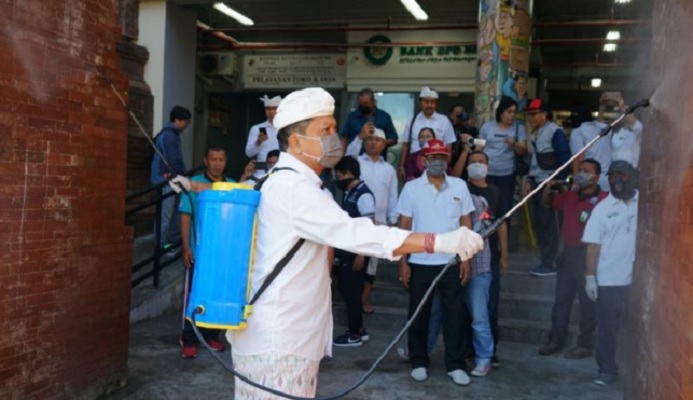 title Seorang Warga Meninggal karena Covid-19, Satu Kelurahan di Denpasar Disemprot Disinfektan Seorang Warga Meninggal karena Covid-19, Satu Kelurahan di Denpasar Disemprot Disinfektan