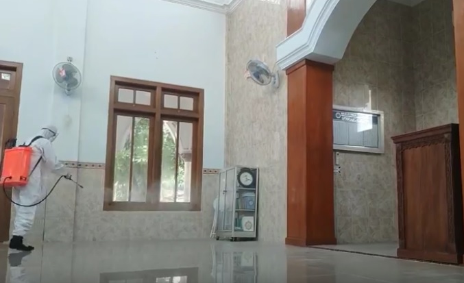 Cegah Penyebaran Covid-19, Masjid di Pantura Kendal Disemprot Disinfektan