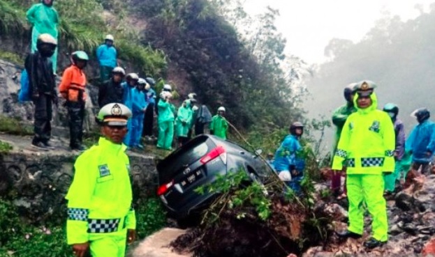 Longsor Putus Jalur Solok-Padang akibat Hujan Deras, Ratusan Kendaraan Terjebak