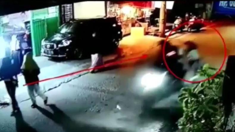 Terekam CCTV, Pelajar di Medan Jambret HP dan Seret Perempuan Pejalan Kaki
