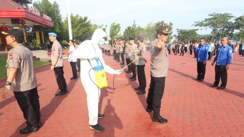 Cegah Virus Korona, Personel Polda Sumut Disemprot Disinfektan