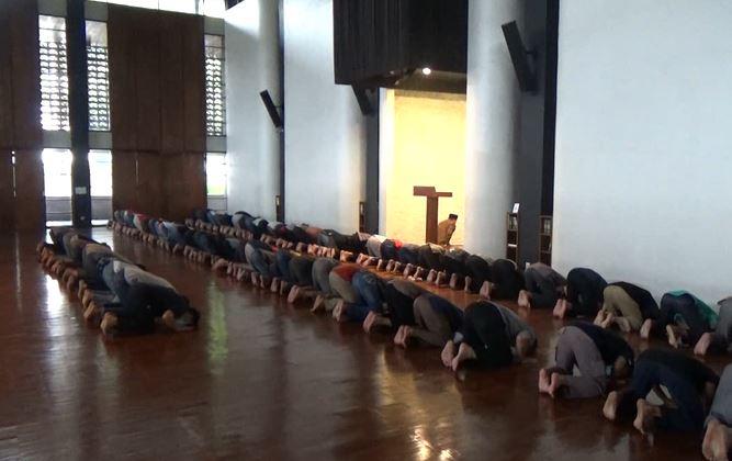 Masjid Salman ITB Terapkan Social Distancing, Saf Jemaah Tak Lagi Rapat