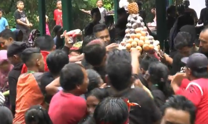 Kirab Rajaban di Kaliwungu Kendal, 4 Gunungan Ludes Diserbu Warga