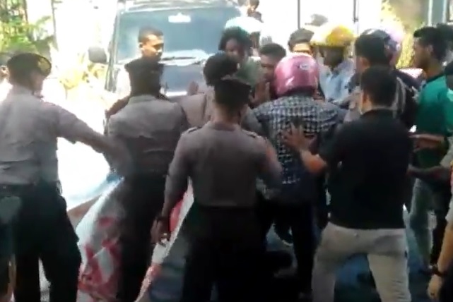 Demo Tolak 49 TKA China di Kendari Ricuh, Massa Saling Dorong dengan Petugas