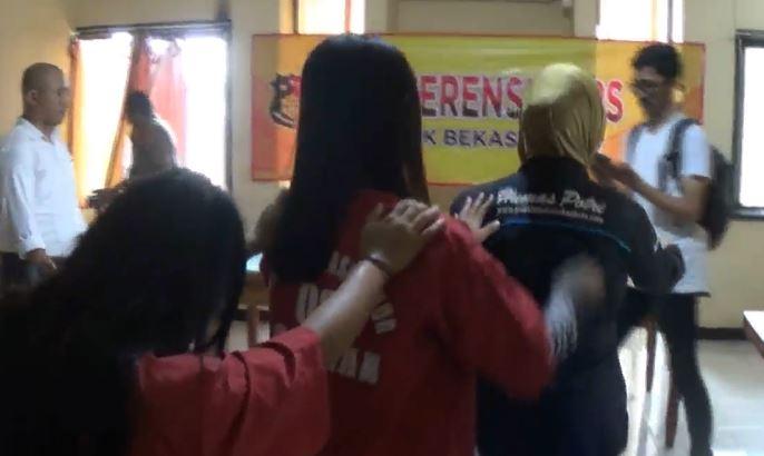 Dibakar Api Cemburu, Dua ABG Putri di Bekasi Aniaya Teman hingga Tewas