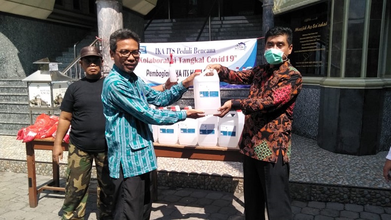 Peduli Wabah Korona, IKA ITS Bagi-Bagi Cairan Pembersih Tangan kepada Masyarakat