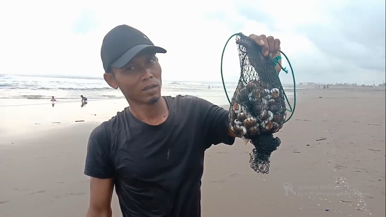 Dilarang Keluar Rumah, Ratusan Warga Malah Berburu Keong Laut di Pantai Pangandaran