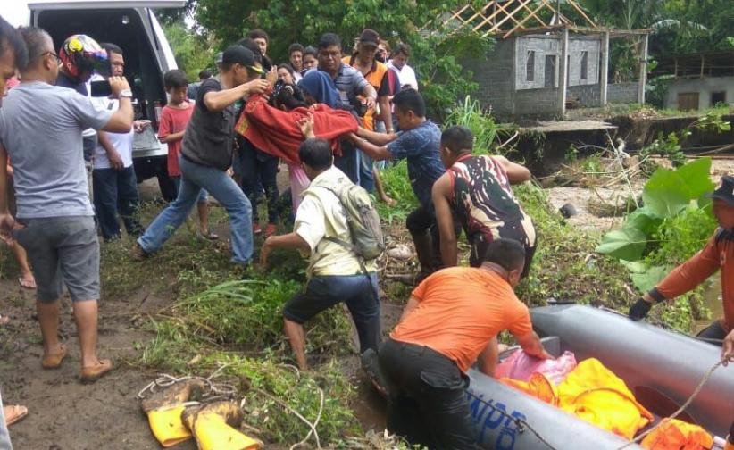 3 Anggota Babinsa Evakuasi Ibu Hamil 9 Bulan yang Terjebak Banjir di Bitung