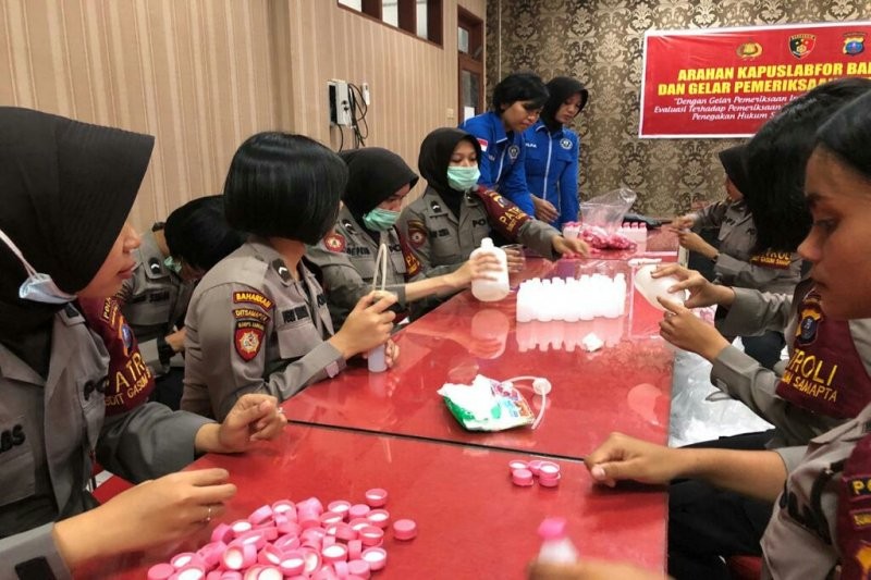 Kreatif, Polwan Polda Sumut Buat Cairan Pembersih Tangan Cegah Covid-19