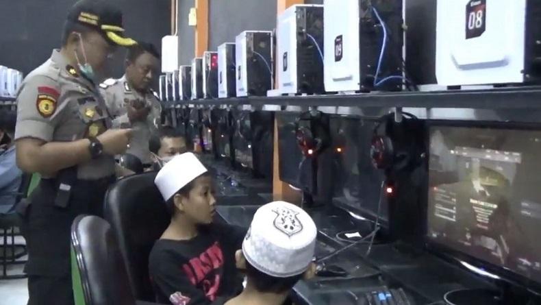 Tekan Penyebaran Virus Korona, Polisi di Sidoarjo Razia Pelajar Warnet Game Online