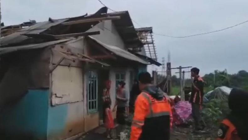 Angin Puting Beliung Sapu 13 Rumah di Tasikmalaya, Warga Mengungsi